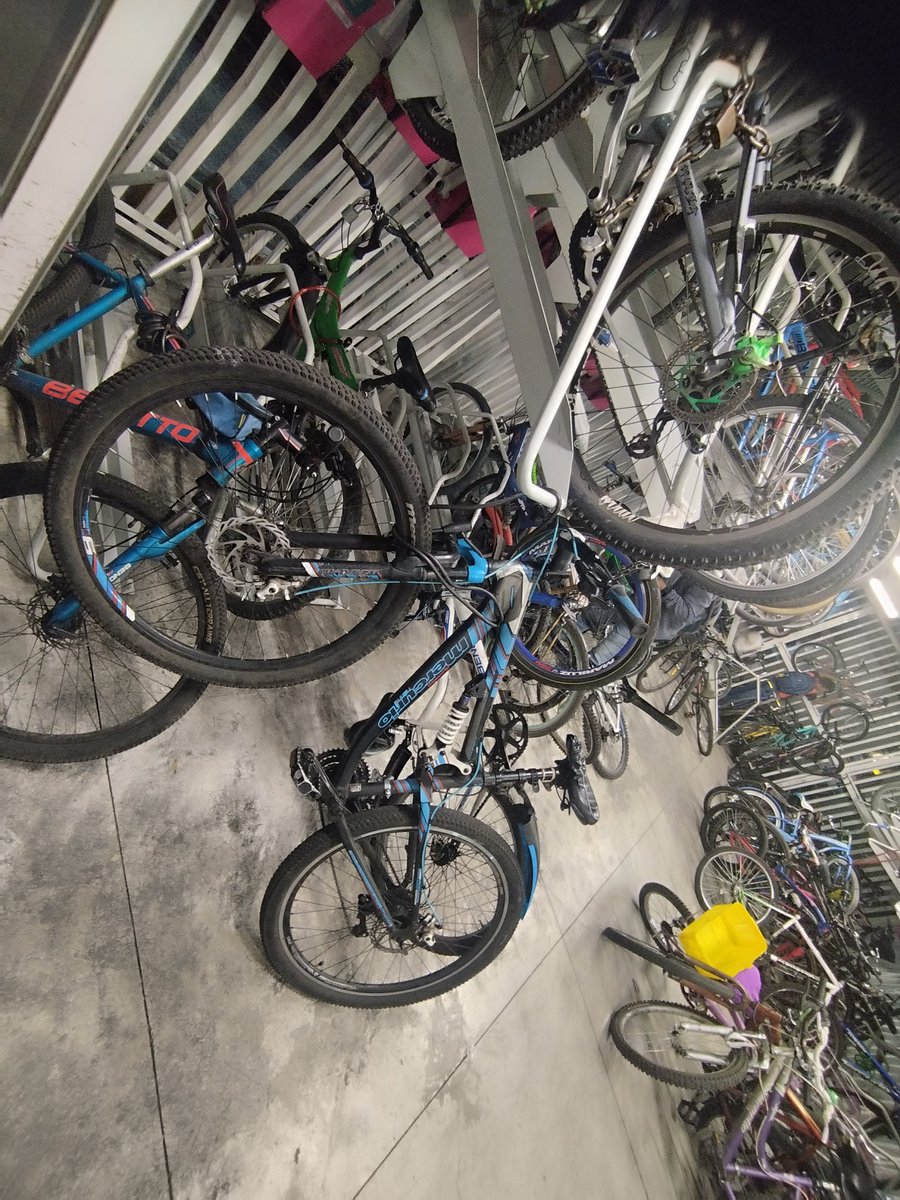 antoniopunkrock's tweet photo. @Claudiashein @LaSEMOVI @MetroCDMX @ecobici
Estimada autoridad de la CDMX solicito su apoyo para poner orden en el biciestacionamiento PERIFERICO ORIENTE y arreglar la pluma de entrada.
Entran mucha gente sin tarjeta y no hay orden en las bicicletas están tiradas por todos lados. https://t.co/EmpQ4u0qwa