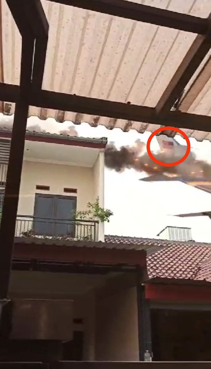 mynewshub's tweet photo. Terjumpa video tersebar kononnya pesawat yang terhempas di Elmina. 

Dari video tersebut jelas kelihatan ianya sebuah Boing. Pesawat Air Foce One. 

Suka2 dia je edit mcm tu 😡 https://t.co/ehc3xJ8yyz