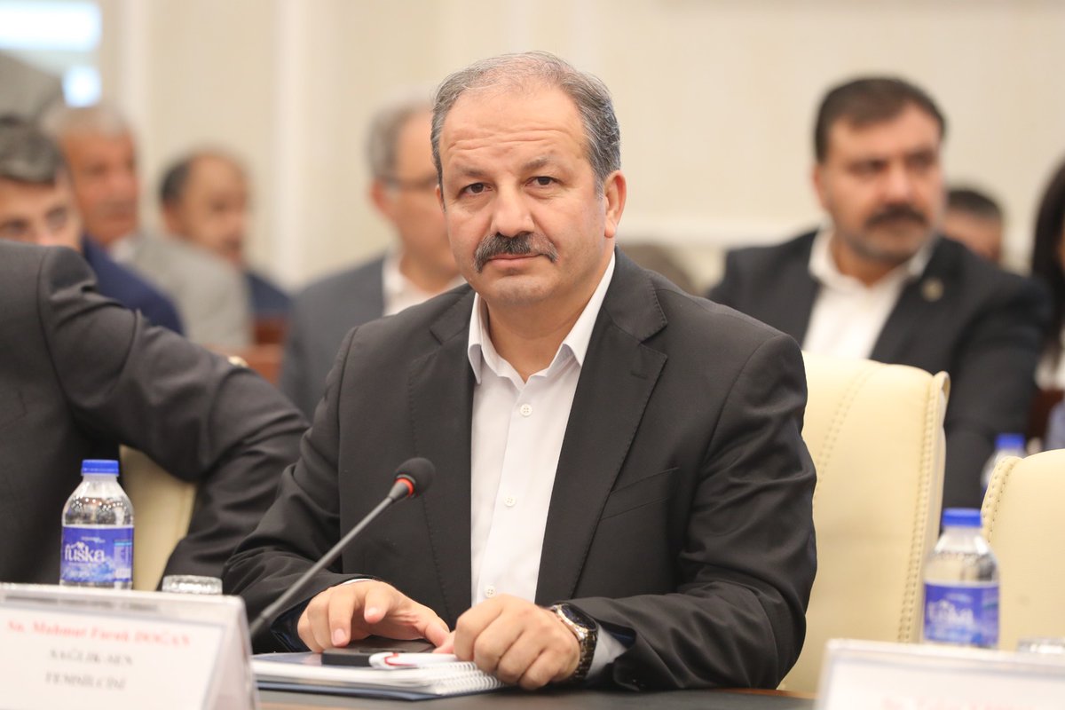 SSMahmutFaruk's tweet photo. Kamu işveren heyetinin ikinci teklifi her ne kadar revize olarak gösterilse de gelinen noktada kamu çalışanları için tatmin edici rakam olmadığı aşikardır.

Enflasyon gerçekliliğinin görülmediği kanaatindeyiz.

Kamu işveren tarafı kamunun diğer kurumlarının enflasyon açıklamalarını ya göz ardı etmekte ya da inandırıcı bulmamaktadır.

Her iki durumda dahi gelinen aşama kamu çalışanları adına üzücüdür.

Mevcut durumda sadece kamu çalışanları adına değil kamudan hizmet alanlar adına da buradan bir çağrıyı yinelemek istiyorum.

Bu rakamların kabul edilebilir bir yanı bulunmamaktadır.

Bizim sağlık ve sosyal hizmet çalışanları adına kamu işverenine ilettiğimiz tekliflerimiz, masa başında hazırlanmış talepler değildir. Sahada yüz yüze ve online anketler yapıldı, saha araştırmaları yapıldı ve tüm sağlık çalışanları adına hiç kimseyi ayırt edilmediği teklif dosyası hazırlandı. Bunlar talep değil zorunluluktur. Türkiye’de çalışma barışının sağlanması ve sağlık hizmetlerinin en istenilen biçimde sunulması için çalışanların mutluluğu esastır.

Çalışanlar mutsuzdur, iş yerlerinde huzursuzdur. Tüm bunlar aşikarken gelinen aşamada kamu işvereninin yaklaşımı süreci tıkamaktadır. Her şeye rağmen bütün açıklamaları ve gelinen süreci birlikte değerlendirdiğimizde masadan kalkan taraf biz olmayacağız. Biz devletimize güveniyoruz.