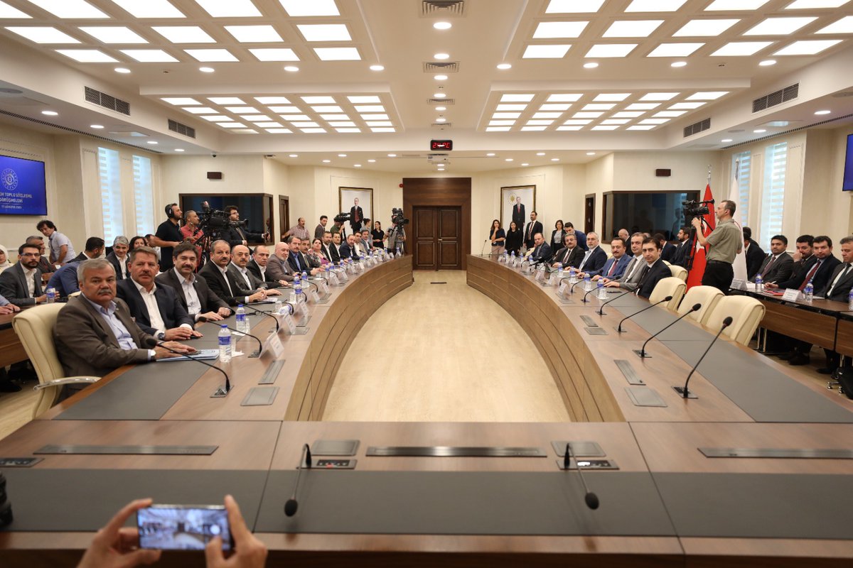 SSMahmutFaruk's tweet photo. Kamu işveren heyetinin ikinci teklifi her ne kadar revize olarak gösterilse de gelinen noktada kamu çalışanları için tatmin edici rakam olmadığı aşikardır.

Enflasyon gerçekliliğinin görülmediği kanaatindeyiz.

Kamu işveren tarafı kamunun diğer kurumlarının enflasyon açıklamalarını ya göz ardı etmekte ya da inandırıcı bulmamaktadır.

Her iki durumda dahi gelinen aşama kamu çalışanları adına üzücüdür.

Mevcut durumda sadece kamu çalışanları adına değil kamudan hizmet alanlar adına da buradan bir çağrıyı yinelemek istiyorum.

Bu rakamların kabul edilebilir bir yanı bulunmamaktadır.

Bizim sağlık ve sosyal hizmet çalışanları adına kamu işverenine ilettiğimiz tekliflerimiz, masa başında hazırlanmış talepler değildir. Sahada yüz yüze ve online anketler yapıldı, saha araştırmaları yapıldı ve tüm sağlık çalışanları adına hiç kimseyi ayırt edilmediği teklif dosyası hazırlandı. Bunlar talep değil zorunluluktur. Türkiye’de çalışma barışının sağlanması ve sağlık hizmetlerinin en istenilen biçimde sunulması için çalışanların mutluluğu esastır.

Çalışanlar mutsuzdur, iş yerlerinde huzursuzdur. Tüm bunlar aşikarken gelinen aşamada kamu işvereninin yaklaşımı süreci tıkamaktadır. Her şeye rağmen bütün açıklamaları ve gelinen süreci birlikte değerlendirdiğimizde masadan kalkan taraf biz olmayacağız. Biz devletimize güveniyoruz.
