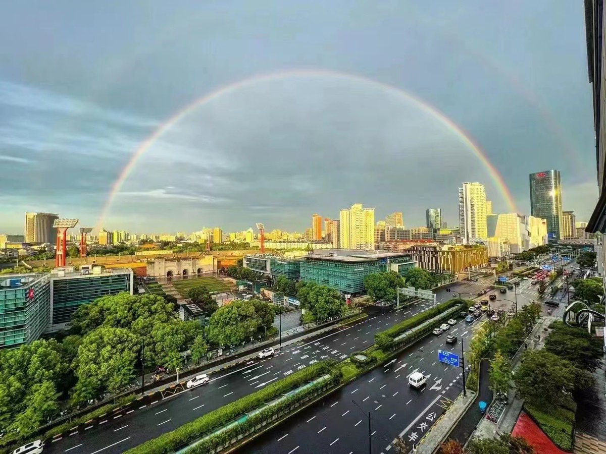 今天下午外滩的雨后彩虹
