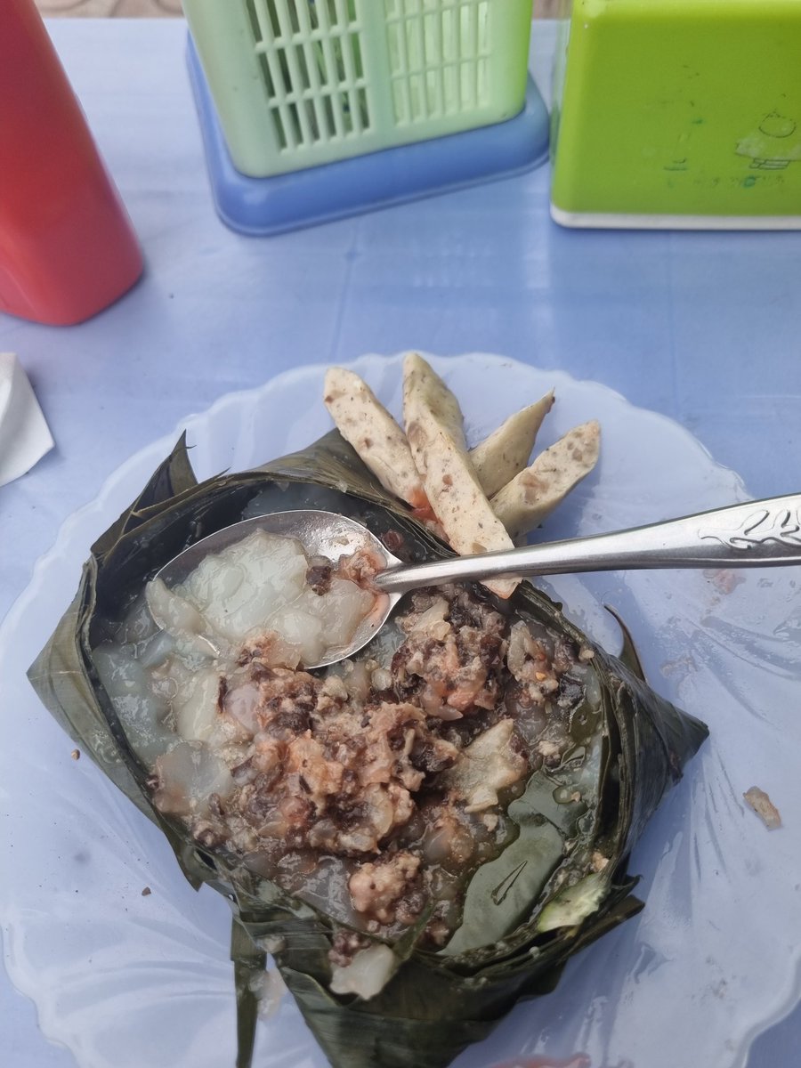 QuangDuc9's tweet photo. bánh giò nóng
#ngon
#おいしい
#vietnamfoodtour https://t.co/86iJ3BI60X