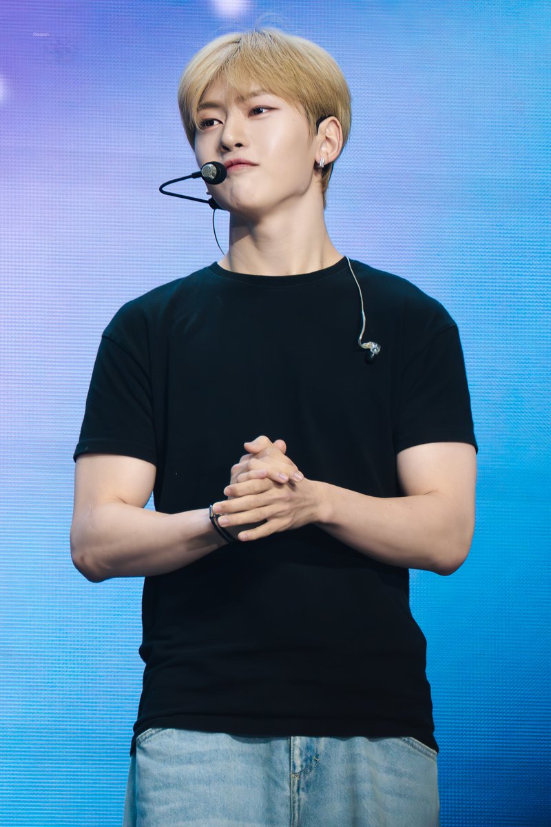 _reason___'s tweet photo. 230815 팬콘 HQ

매튜의 귀여운 습관 
팬이 슬로건 들고있으면 따라함

#석매튜 #SEOKMATTHEW #ソクマシュー #ZB1 #제로베이스원 https://t.co/XWvZcIRDOC