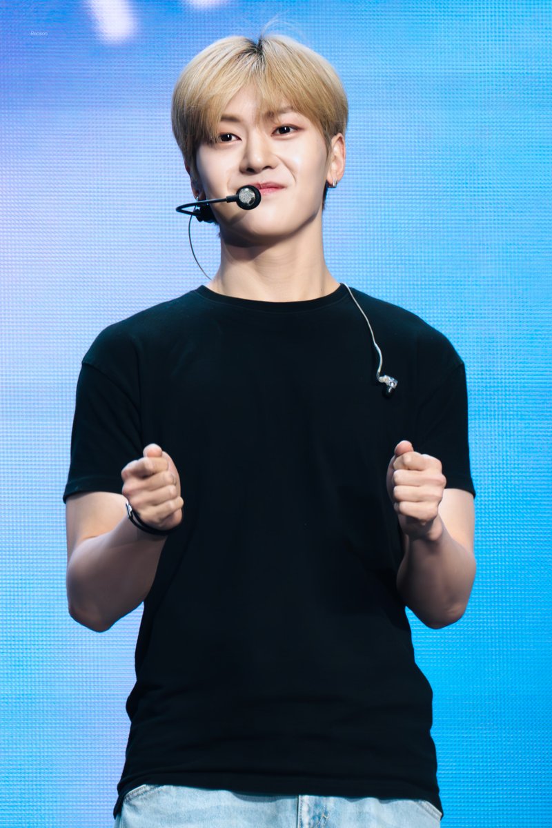 _reason___'s tweet photo. 230815 팬콘 HQ

매튜의 귀여운 습관 
팬이 슬로건 들고있으면 따라함

#석매튜 #SEOKMATTHEW #ソクマシュー #ZB1 #제로베이스원 https://t.co/XWvZcIRDOC
