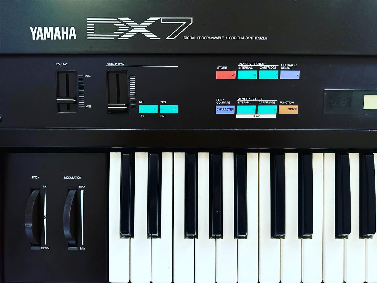 B3RobertWalter's tweet image. Holy 80s! Yamaha DX7.  Love it or hate it, it’s the sound of my childhood. 🎹😈🤘🏼

#dx7 #fmsynthesis #presets #digital #synthesizer