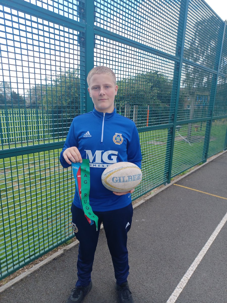 One of our Foundation volunteers, Lucas Carr, and @aldwinians_rufc U16s player, has been teaching the KS2 children on our @Fuel_4_Fun HAF Summer Camp how to play tag 🏉, glad they all enjoyed it👍👏🔵⚪️