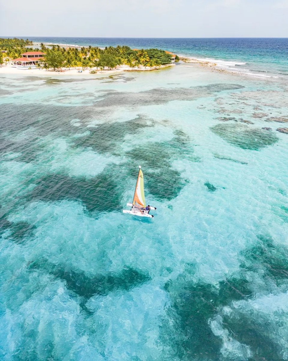 Ready, set, sail⛵. An expedition along the coast of Belize is all you need. Don't you agree? #TravelBelize
📸: <a href="/travelingdorks/">Jason & Monica</a>