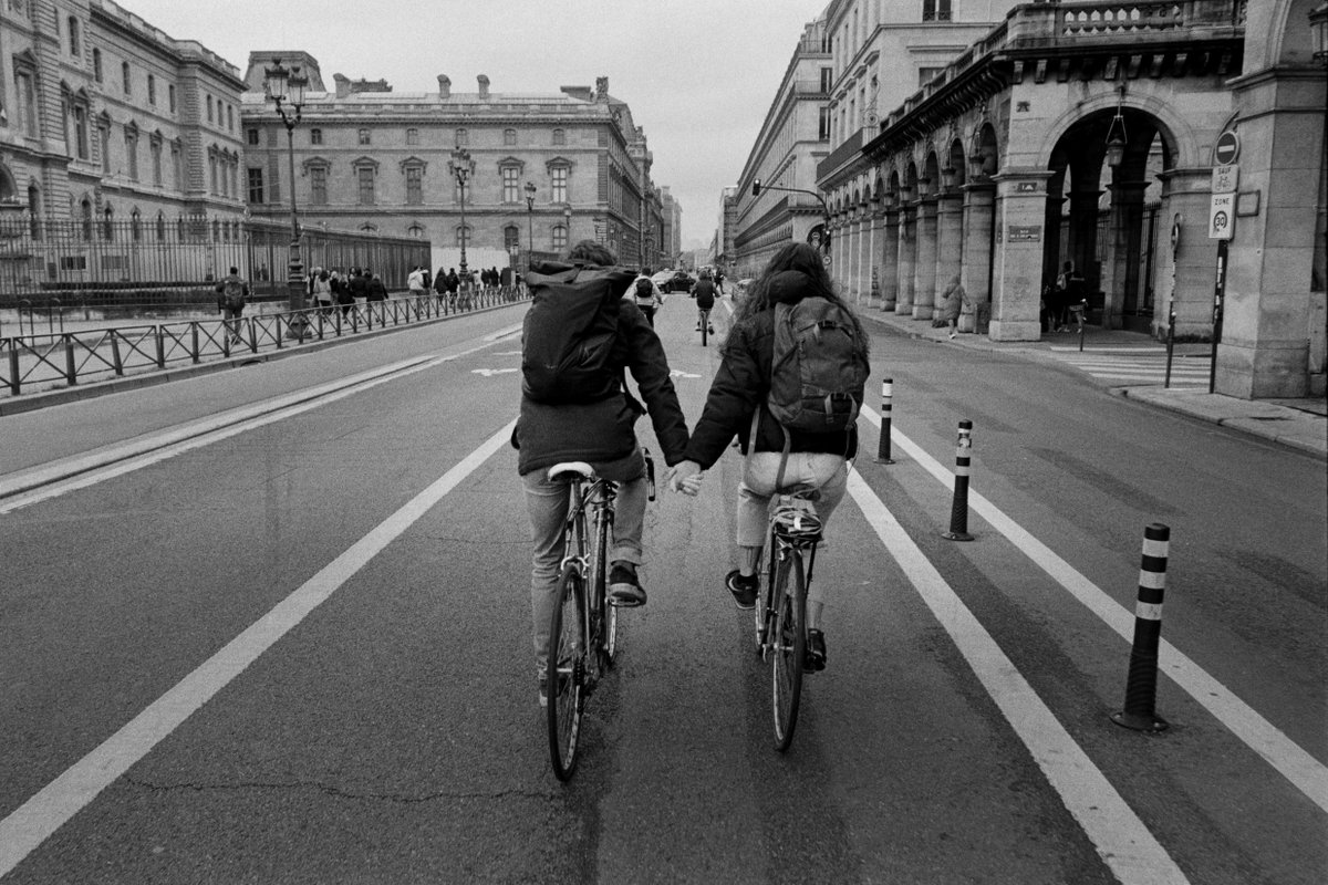 @suenospandemia @carlierquentin_ @nygi_xxv @abdallah_marcos @cybernovae ✧ With You ✧ By @carlierquentin_ 🤍🚲 Quentin Carlier captures an intimate moment from Rue de Rivoli in 2023: two souls sharing a journey, hand in hand, amidst the iconic backdrop of the city. ✧ Limited Edition ✧ 0.03 ETH ✧ Collect: buff.ly/45dLYQT