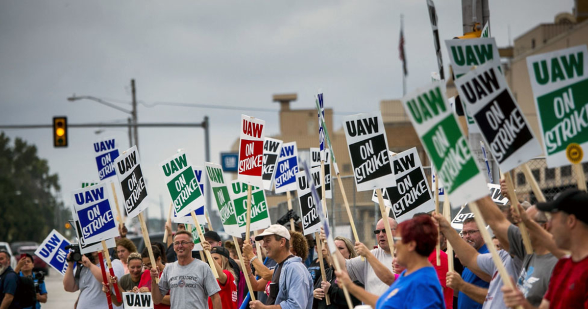 UAW strike on Detroit 3 would cost economy billions, economic report says dlvr.it/StnBCY