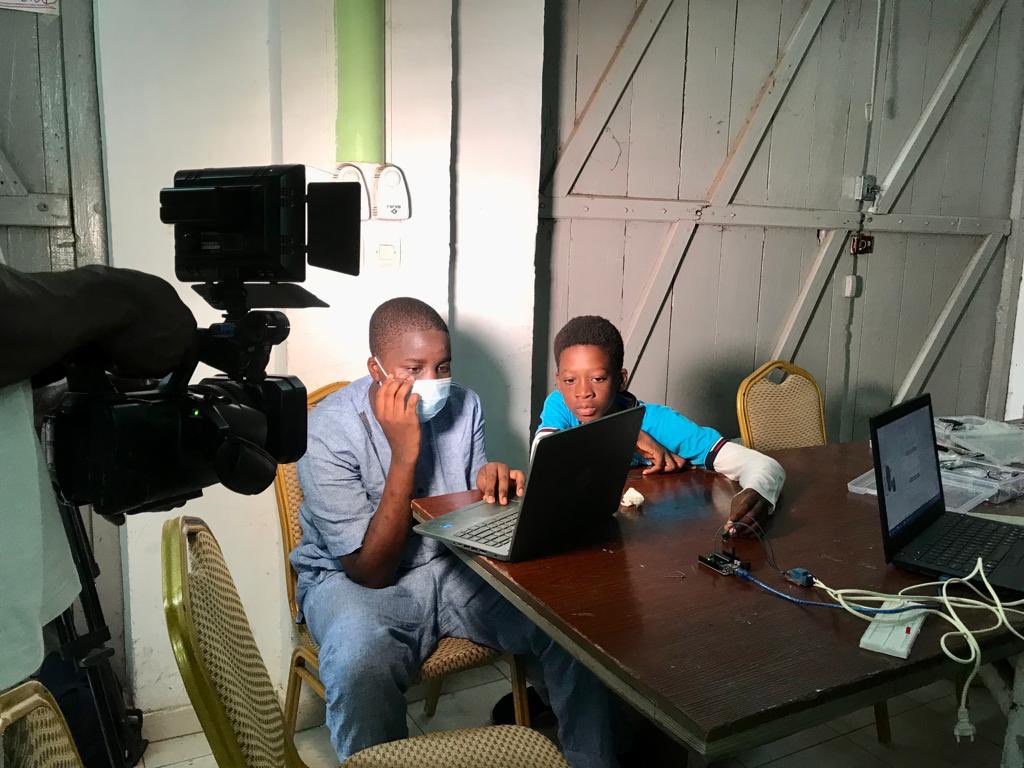 2x_xamxam's tweet image. 🚀💡 Semaine 2 - Jour 2 :

Visite passionnante de la Radiodiffusion Télévision Sénégalaise (RTS).
 Nos apprenants en action bientôt à la télé. L&apos;aventure continue !

Rejoignez-nous : 78 425 55 13.

#xamxam #vacancestechnologiques #CampTechnologique 🌐📺👾