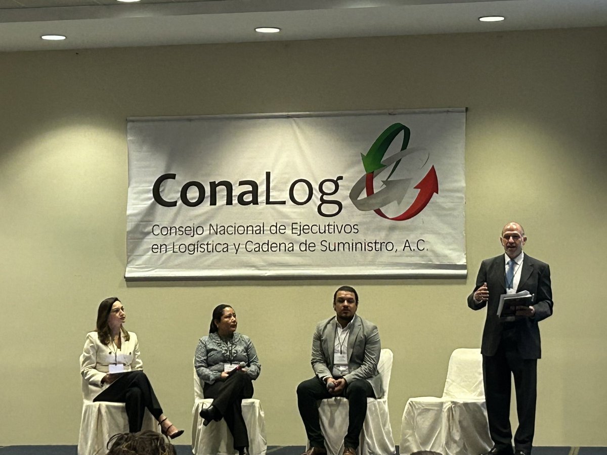 GrupoT21's tweet photo. En el inicio del #DesayunoConalog, Enrique Vazquez, director general de @RConfiableMx destacó que es tarea de todos los actores de la cadena de suministro impulsar y adaptar el uso de tecnología y automatización en el transporte.

#GrupoT21 #Transporte #Conalog #Automatización https://t.co/FdikEszsXG