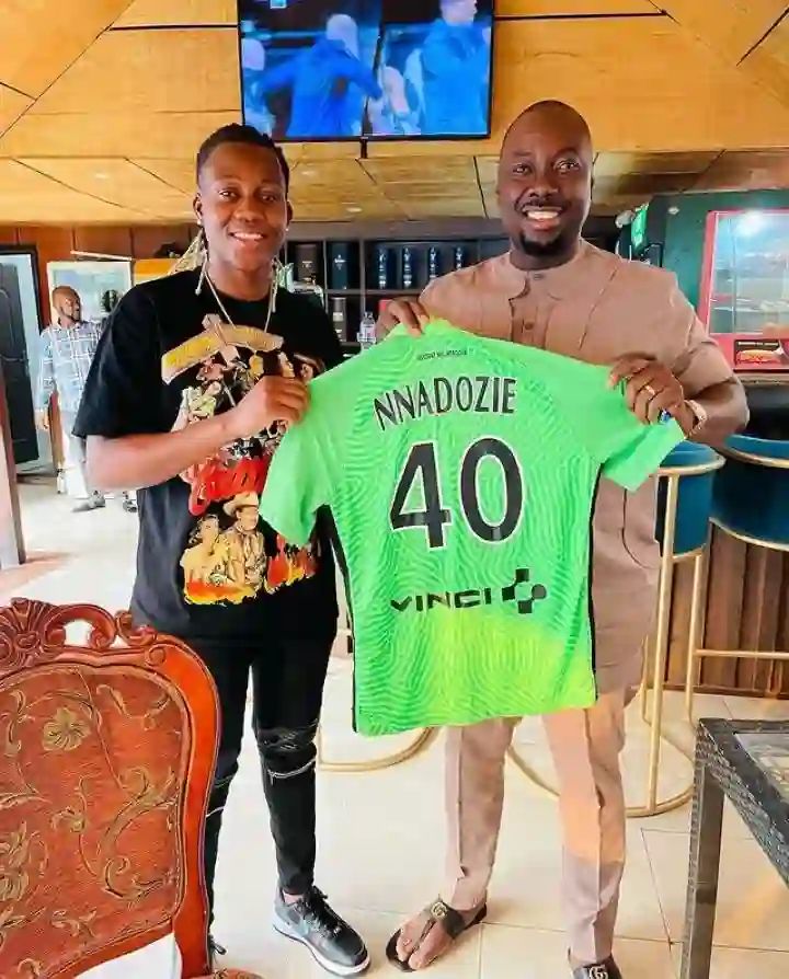 royalblogg's tweet image. Super Falcons Goalkeeper Chiamaka Nnadozie and Obi Cubana.
#firstpicchallenge
#Royalblog