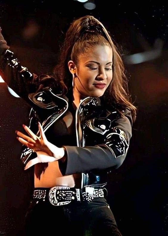 LAX1250's tweet photo. Antes y despues de nuestra reina del tex-mex Selena Quintanilla. 

#90vibes
#selenaquintanilla
#texmex
#singer 
#texansinger 
#texasleyend https://t.co/ZSJ3fZ8M1P