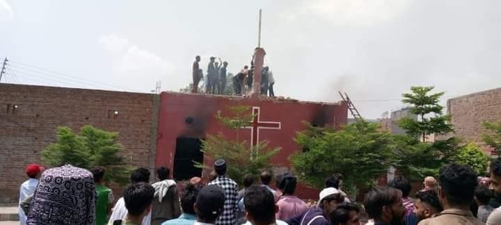 IGFM_DE's tweet photo. Wir verurteilen die Gewalt gegen Christen in #Pakistan 

5 Kirchen in christlichem Viertel von Jaranwala in Faisalabad wurden gestern von wütendem Mob angegriffen, weil sie angeblich den Heiligen Koran geschändet haben.

Weitere 22 Kirchen sollen betroffen sein. https://t.co/dP7f44fBlB