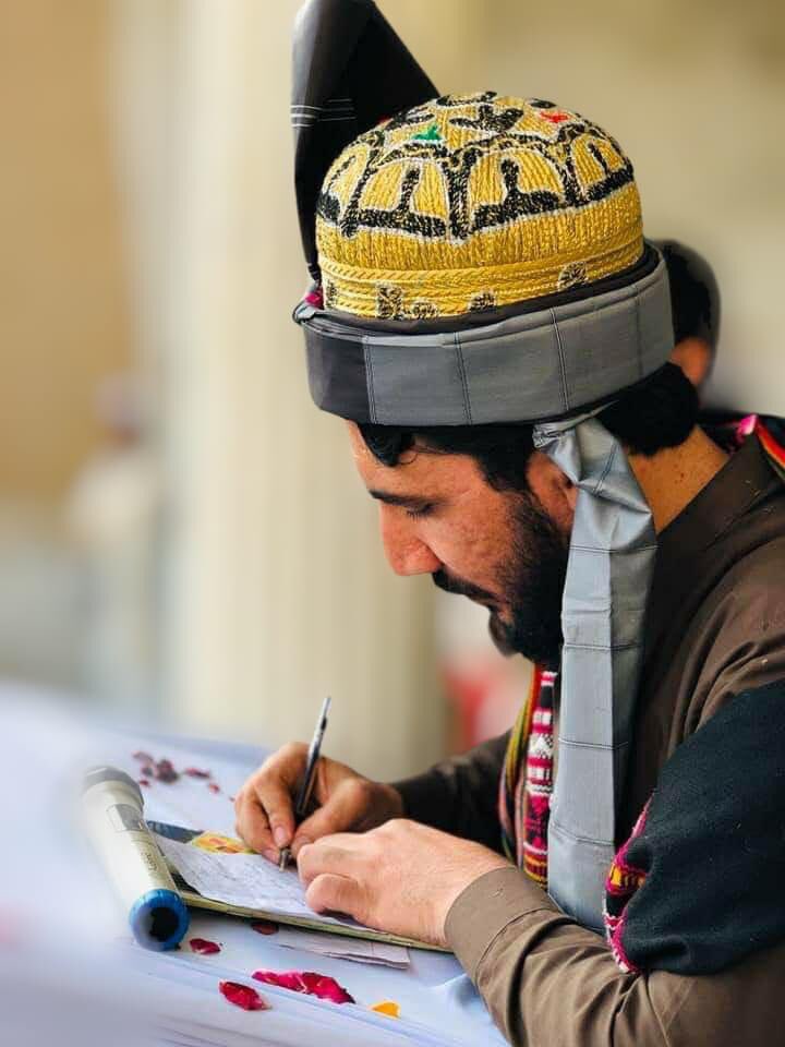 Amnakhan034's tweet photo. #PashtunLongMarch2Islamabad خدا کے لئے ان کے تمام تحفظات کو دور کیا جائے۔
یہ کوئی عہدہ ، کوئی وزارت لینے یا توڑ پھوڑ کرنے نہیں جا رہے بلکہ امن کی بھیک مانگنے اسلام آباد جا رہے ہیں۔ https://t.co/Wc9BtcZteW