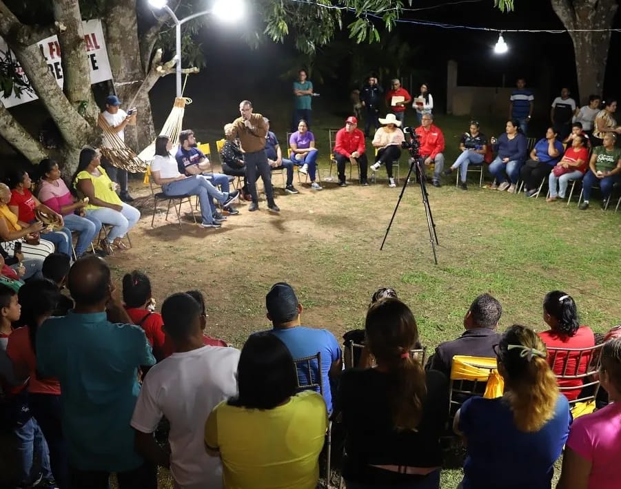 PartidoPSUV's tweet photo. Ministro Jorge Arreaza compartió un cafecito militante con el pueblo de El Furrial https://t.co/Os1h53h8JR  

#PsuvEnLaCalle
#VenezuelaEcológica https://t.co/yTHQ9EeByy