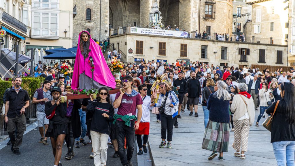 [ARGAZKI GALERIA] Hala Bedi Irratiak 40 urte bete dituela ospatu zuen abuztuaren 6an, lau hamarkada lehenago lehen irrati emisioa egin zuen egun berean, Gasteizko jaietako giro betean.

halabedi.eus/es/argazki-gal…