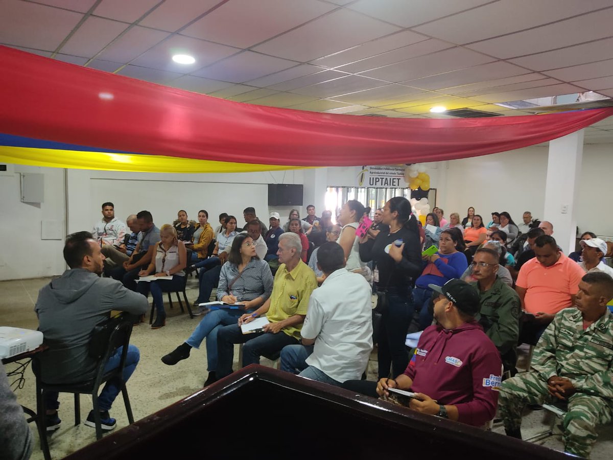 MercalOficial's tweet photo. #Táchira|| @MercalOficial, el Estado Mayor de Alimentación se reunió con todos sus coordinadores y supervisores regionales, definiendo la nueva metodología de distribución de alimentos de los CLAP territoriales.
#VenezuelaEcológica https://t.co/SXNsA7lNmw
