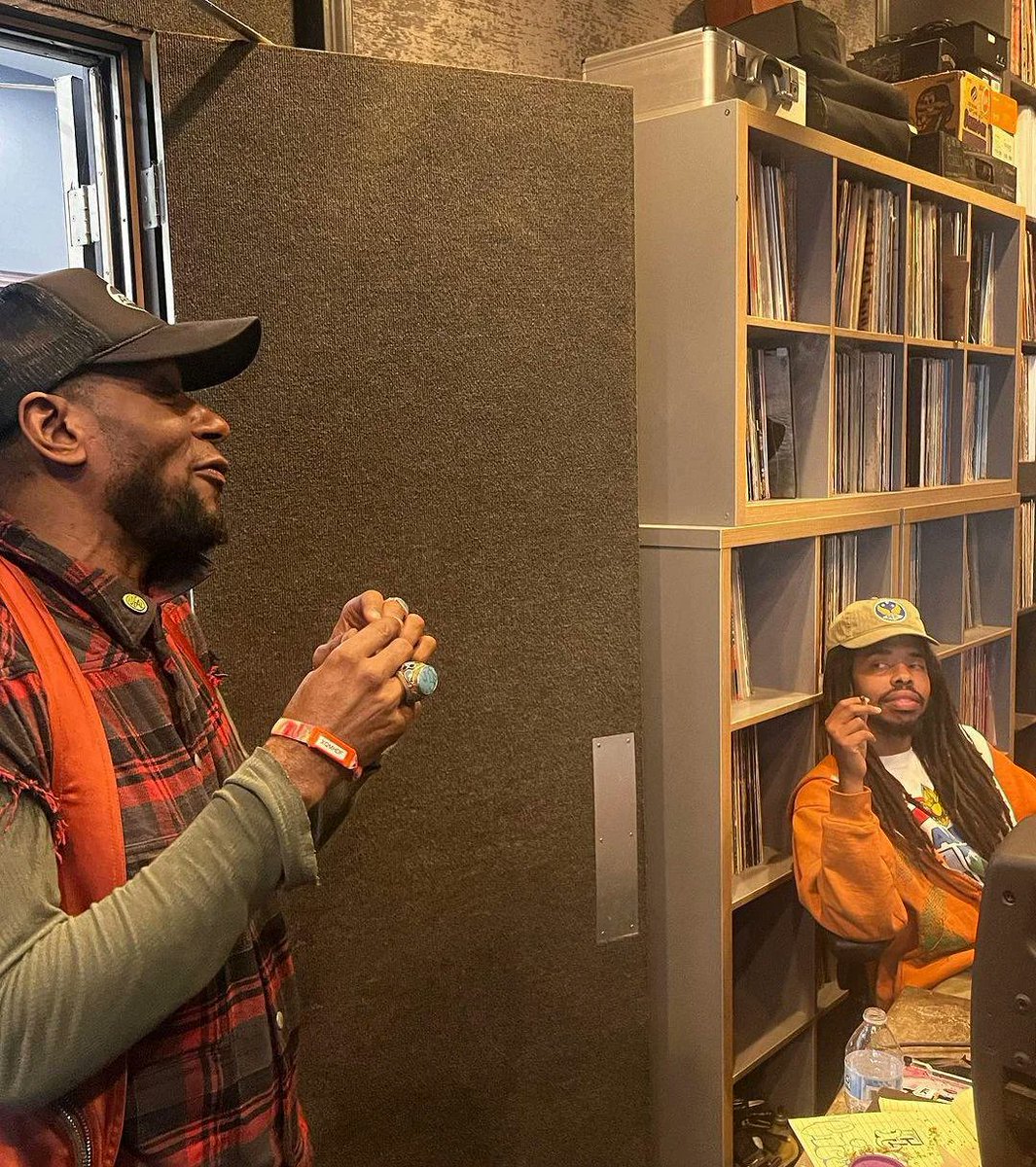 PigsAndPlans's tweet photo. Yasiin Bey and Earl Sweatshirt in The Alchemist's studio 👀 https://t.co/4HGRFj5QRP