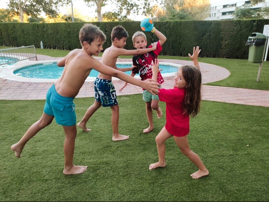 Fijaos cómo se lo pasan los Bolumburu y los Acedo en Cambrils. Me dicen que están montando partidos de muchos kilates balonmanísticos. Atent@s que esta temporada van a arrasar después de una pretemporada explosiva. Viva el Verano Balonmanero, viva SIMA-Corazonistas!!!