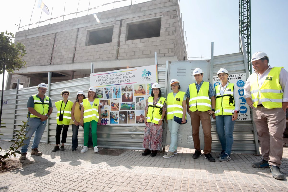 CarolinaDarias's tweet photo. ✅ Visita a las obras del primer centro de atención integral de niñ@s y jóvenes con #TEA de #Canarias

✅ Este centro de #APNALP en Las Palmas de GC será un referente gracias a la acción conjunta de las administraciones públicas, asociación y las familias

#JuntosHacemosMás https://t.co/ZJtv9Sh3ZD