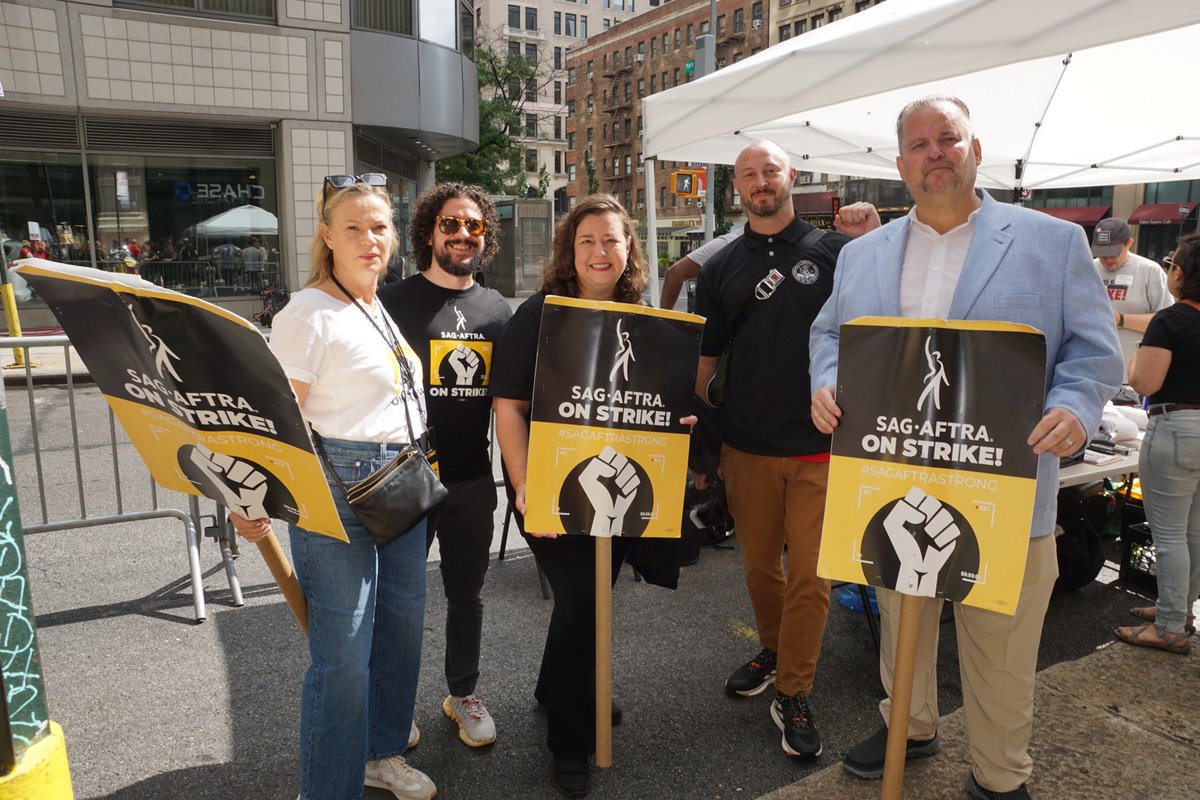 transportworker's tweet photo. The TWU is proud to stand with our sisters and brothers of @SAGAFTRA as they take on unbridled corporate greed and fight for the rights of workers amid unregulated job-killing technology. https://t.co/xBMHow1ejW