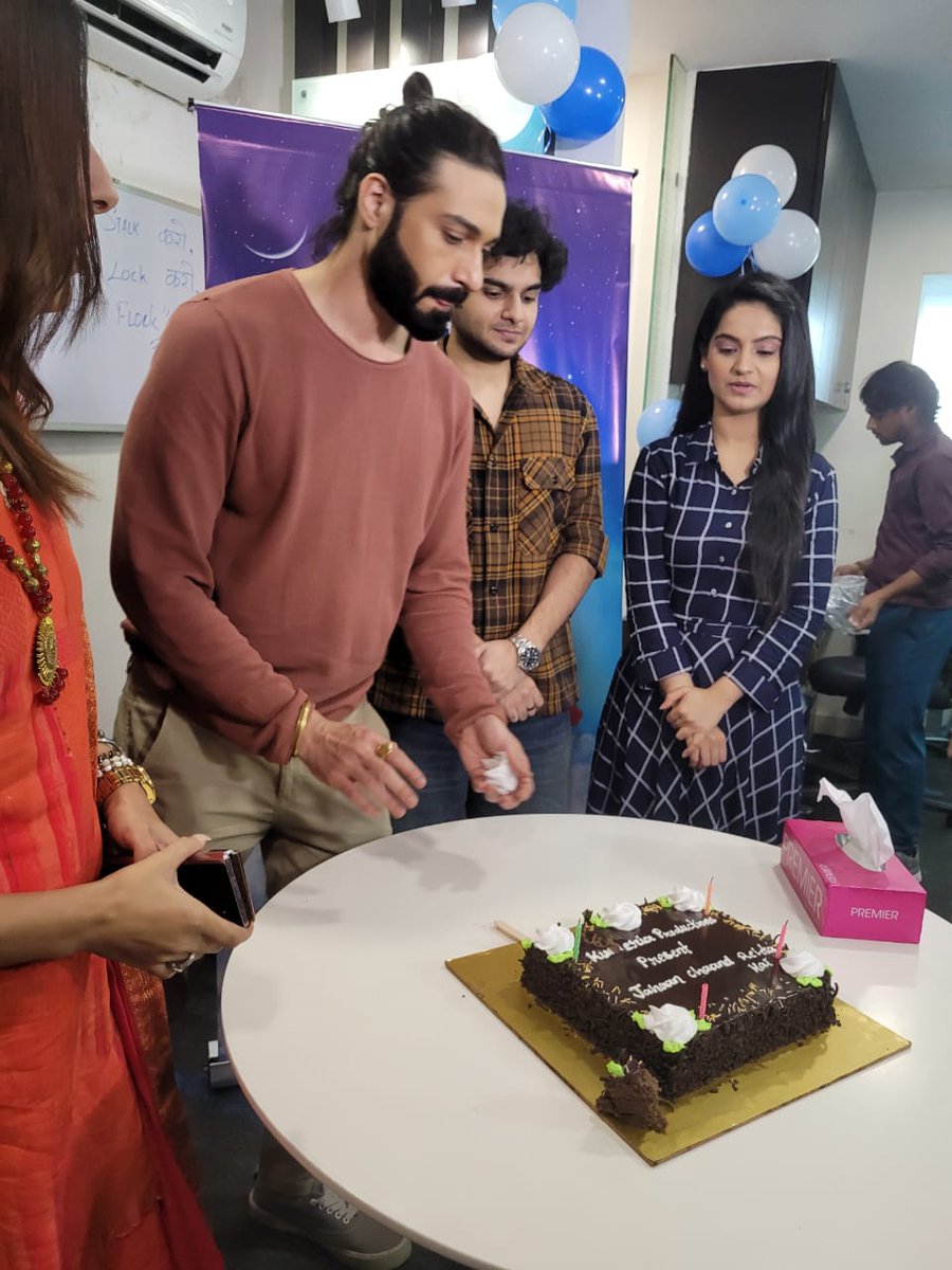 talkingbling's tweet photo. Vijayendra Kumeria celebrates the start of a new show Jahaan Chaand Rehta Hain by Kumeria Productions on DD National with the cast Raghav Dhir and Sonam Lamba 🤩
.
.
.
.
#jahaanchaandrehtahain #raghavdhir #sonamlamba #kumeriaproductions #vijayendrakumeria  #JCRH #talkingbling https://t.co/YzGJVxYXd1