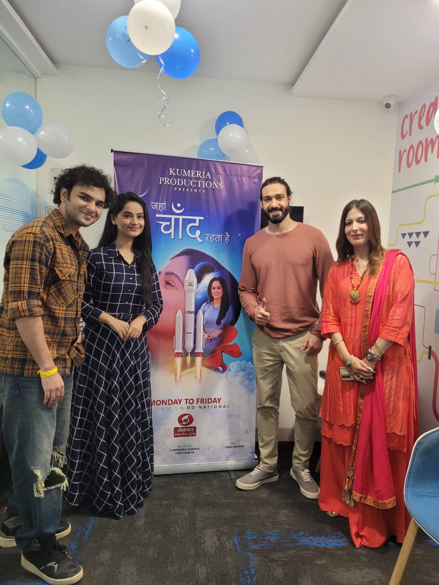 talkingbling's tweet photo. Vijayendra Kumeria celebrates the start of a new show Jahaan Chaand Rehta Hain by Kumeria Productions on DD National with the cast Raghav Dhir and Sonam Lamba 🤩
.
.
.
.
#jahaanchaandrehtahain #raghavdhir #sonamlamba #kumeriaproductions #vijayendrakumeria  #JCRH #talkingbling https://t.co/YzGJVxYXd1