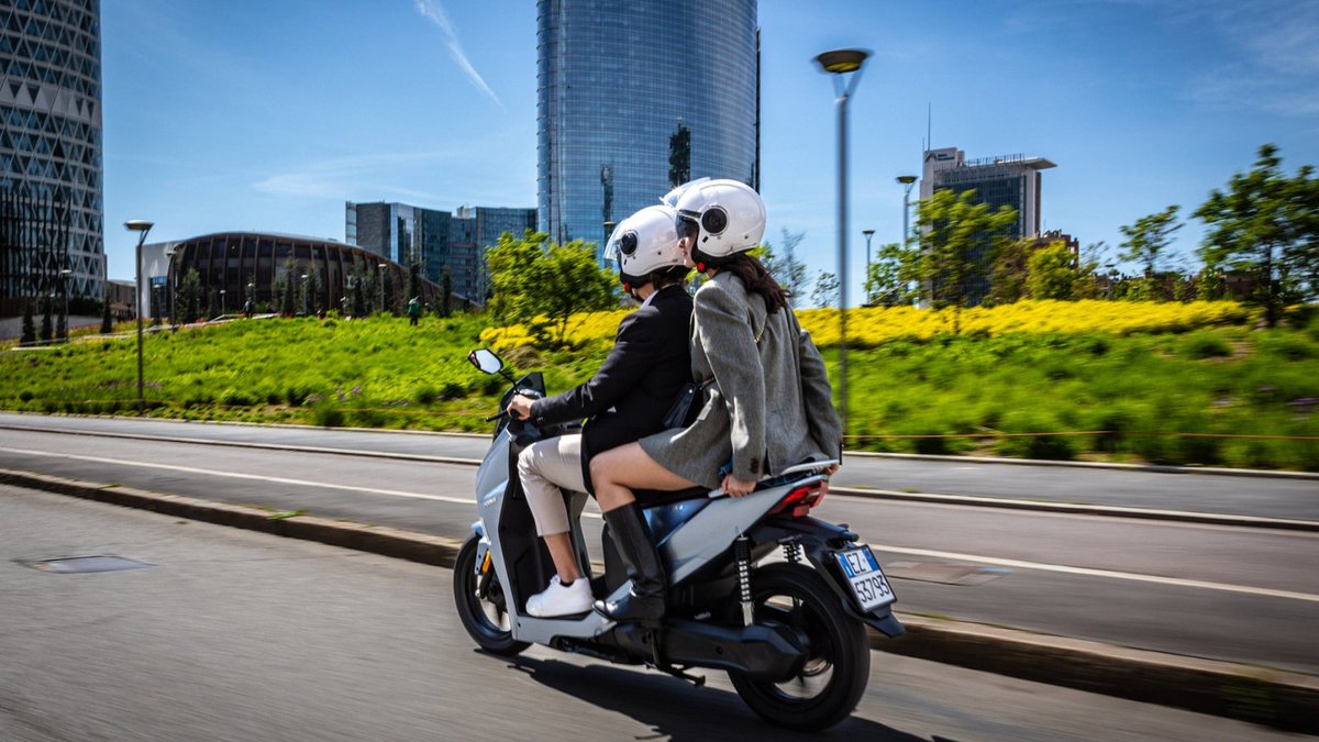 Zip through traffic &amp; feel the breeze! Sharing a ride on the Horwin SK3 electric scooter not only cuts emissions, but also adds a dash of adventure to your commute. Eco-friendly and effortlessly stylish! 

🌿🛵⚡️

bit.ly/HorwinSK3

#horwin #electric #scooter #moped #hull