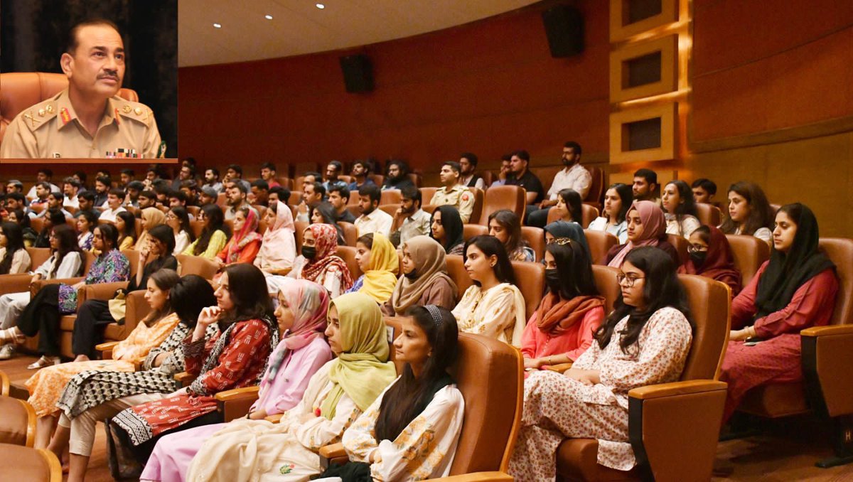 Ayla_Ahmed0's tweet photo. Powerful message from COAS General Syed Asim Munir to ISPR interns: Youth are Pakistan's future, catalysts for progress &amp; prosperity. Calls out divisive forces spreading mistrust. Stands against intolerance &amp; extremism. #COASAddress #YouthPower https://t.co/6epvhhrvi0