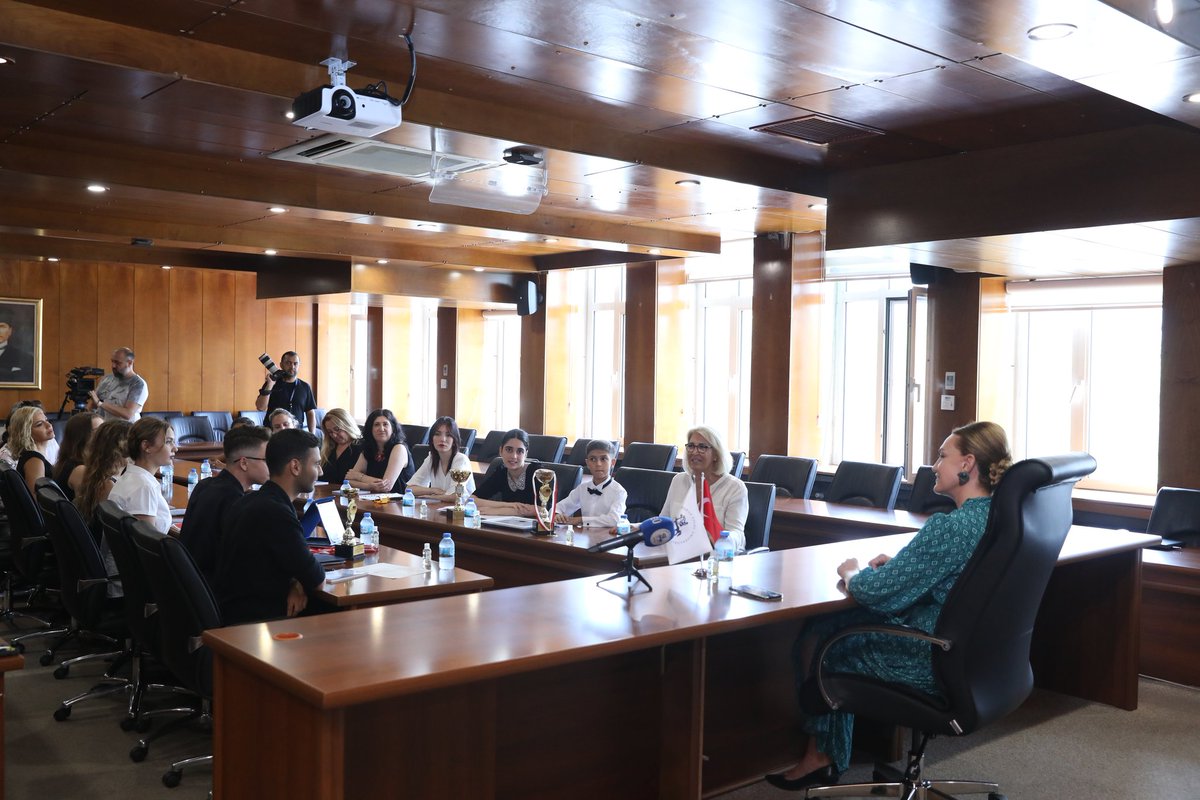 Birbirinden yetenekli çocuklarımızın uluslararası düzeydeki yarışmalarda elde ettikleri ödüllerini görünce gurur duyduklarını belirten Rektör <a href="/hotar_nukhet/">Prof. Dr. Nükhet Hotar</a>, dünden bugüne sanat camiasına sayısız isim kazandıran #DEÜ Devlet Konservatuvarı'nın eğitim kalitesine vurgu yaptı. Rektör