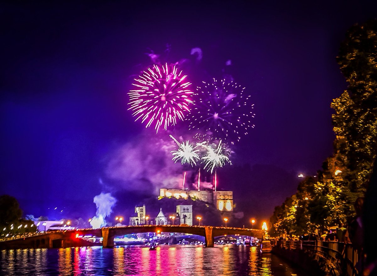 GeoffCphoto's tweet photo. Huy, le 15 août 
Feu d'artifice depuis le fort

#villedehuy #feuartifice #15aout #Belgique #Belgium #liege #wallonie #photo #NightPhotography #Night #landscapephotography #landscape #Meuse #fête #foire https://t.co/zighHSeM40
