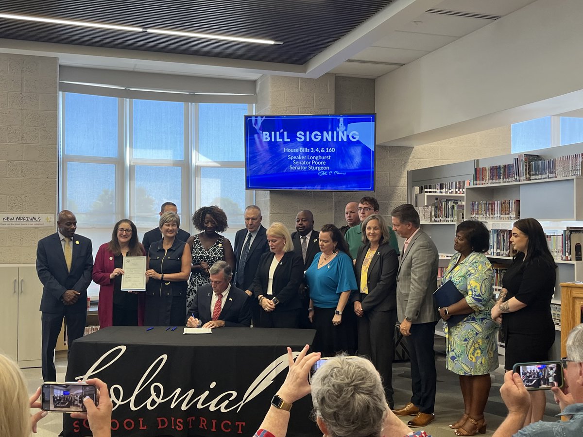 CDS's Annie Slease joined advocates and Gov. Carney yesterday for his signing of House Bills 3, 4 &amp; 160, which collectively increase the state's support of Delawareans' mental health.
Read more at delawarepublic.org/science-health…
<a href="/Anne_Slease/">Anne Slease</a> <a href="/JohnCarneyDE/">Mayor John Carney</a>