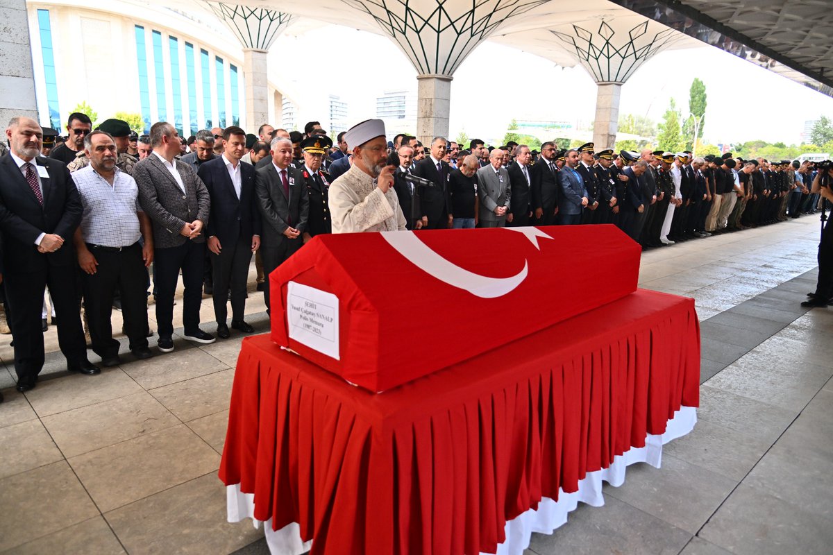 MHP_Bilgi's tweet photo. Genel Başkanımız Sayın Devlet BAHÇELİ, Şehit Polis Memuru Yusuf Çağatay SANALP'in Ahmet Hamdi Akseki Camii'ndeki Cenaze Törenine Katıldı. https://t.co/9hZXeFvBQd