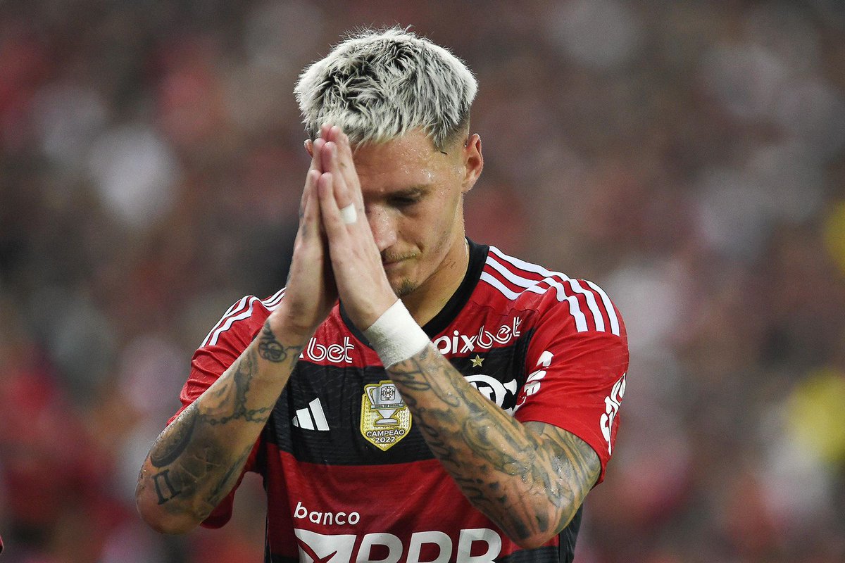 Tudo pelo Flamengo!

Após classificação para a final da Copa do Brasil, o elenco do Flamengo se reuniu no vestiário e aparou arestas de relacionamento.

Gerson e Varela, protagonistas da última polêmica nos bastidores do Mais Querido, se dispuseram a seguir em frente em prol do