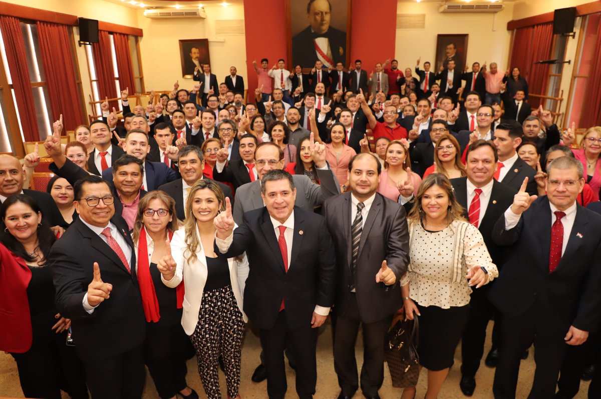 ANRParaguay's tweet photo. "La unidad será clave para ganar las elecciones en Villa Elisa. Tenemos una excelente candidata", afirmó el presidente @Horacio_Cartes en la reunión con dirigentes del Departamento Central. https://t.co/pDKQ7ct9zo
