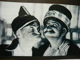 📌Günün anlam ve önemine binaen.Kavuklu ve pişekâr.Evet sayın memurlar ve emeklililer. Bugün yine bir toplu sözleşme tiyatrosu sahnelendi.İşveren temsilcisi ve yetkili sendikayı.Dikkatle izliyoruz.Güzel bir oyun sergiliyorlar. Ayakta alkışlıyorum.👏👏👏 #memurhakkınıistiyor