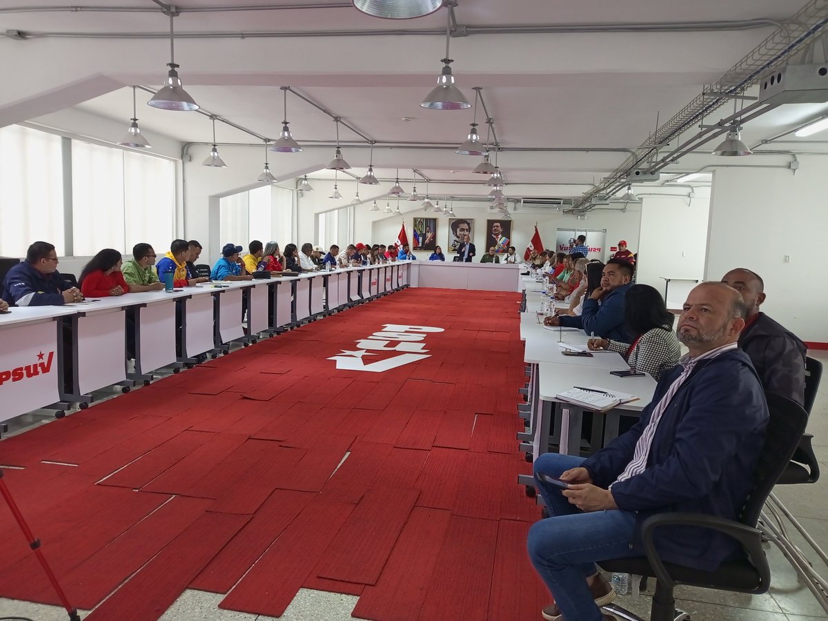 PartidoPSUV's tweet photo. #AHORA 📸

Se desarrolla la reunión de la Vicepresidencia de la Clase Obrera con los responsables estadales del PSUV y JPSUV, conjuntamente con los 24 responsables estadales del @MinTrabajoVE  y el presidente de la Central de trabajadores @WillsRangelCBST liderada por nuestro vicepresidente Francisco Torrealba.
@torrealbaf 
#VenezuelaEcológica