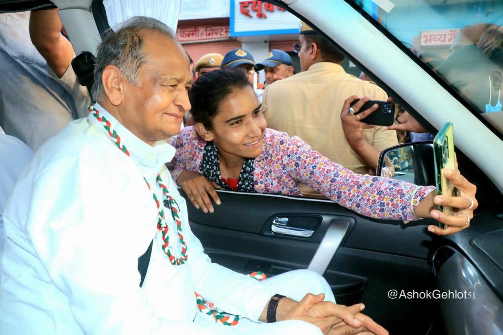 ashokgehlot51's tweet photo. बच्चे, किशोर, बेटियां, युवक व बुजुर्ग सभी में खेलों के प्रति गजब का जोश और जुनून दिखा।

जयपुर ग्रामीण के मुंडिया रामसर ने आज राजीव गांधी ग्रामीण एवं शहरी ओलंपिक के उद्देश्य, सद्भाव और 'फिट राजस्थान, हिट राजस्थान' की सार्थकता प्रदर्शित की।

#खेलेगा_राजस्थान_जीतेगा_राजस्थान
#RajasthanOlympics2023