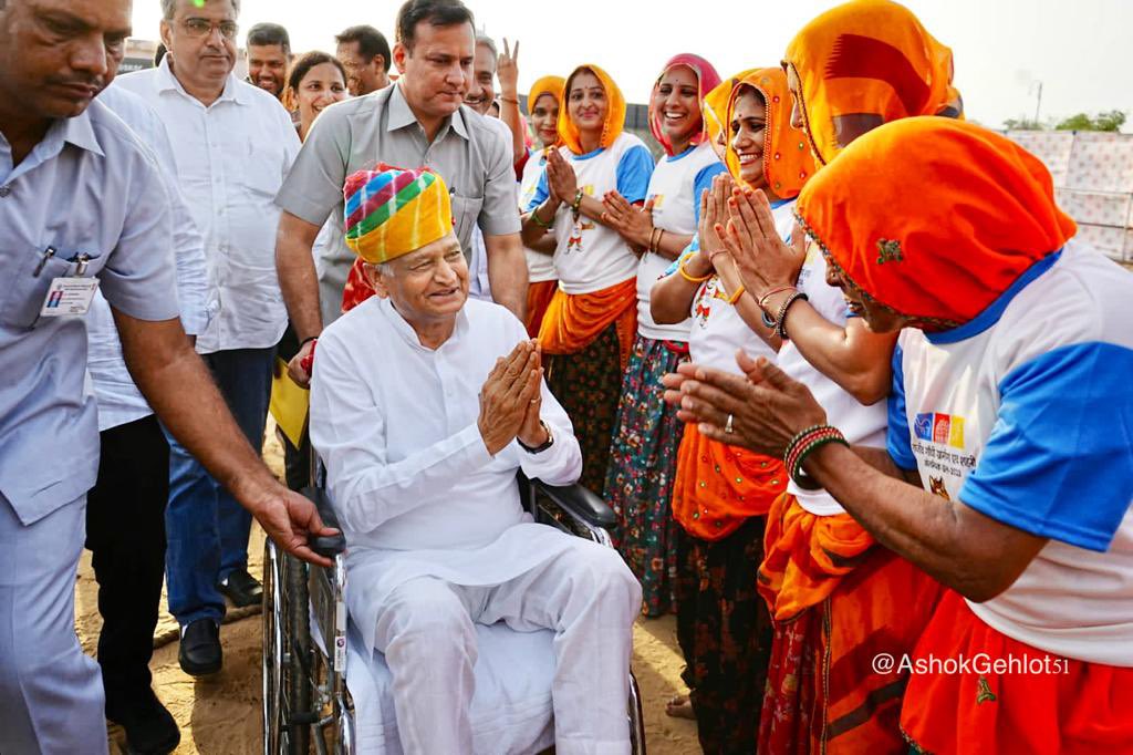 ashokgehlot51's tweet photo. बच्चे, किशोर, बेटियां, युवक व बुजुर्ग सभी में खेलों के प्रति गजब का जोश और जुनून दिखा।

जयपुर ग्रामीण के मुंडिया रामसर ने आज राजीव गांधी ग्रामीण एवं शहरी ओलंपिक के उद्देश्य, सद्भाव और 'फिट राजस्थान, हिट राजस्थान' की सार्थकता प्रदर्शित की।

#खेलेगा_राजस्थान_जीतेगा_राजस्थान
#RajasthanOlympics2023