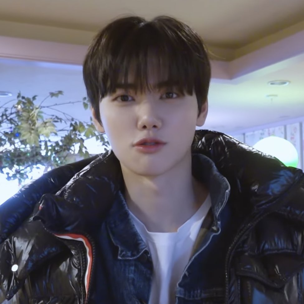 요즘 20대들에게 난리난것들 top3

3위 왕가탕후루
2위 하이디라오
1위 크래비티 민희 흑발 미모