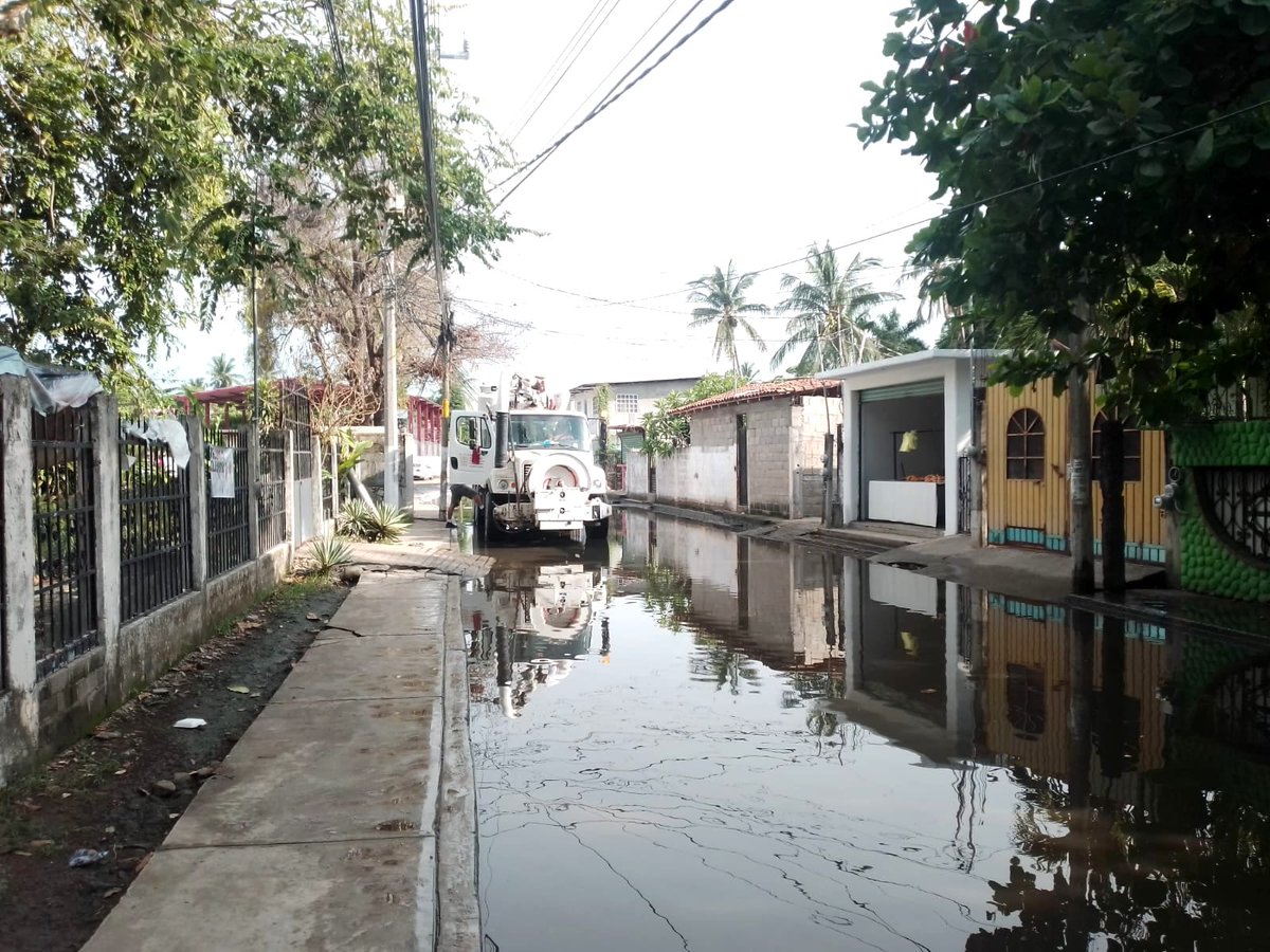 Capaseg_CS's tweet photo. La #CAPASEG trabaja en coordinación con #PROTUR, en el desazolve del sistema de drenaje y alcantarillado de #Acapulco, en diversos puntos como La poza, Puerto Marqués, Bonfil y bulevar Diamante,donde se han presentado taponamientos por arrastre de residuos en esta temporada de 🌧️ https://t.co/FozgPgmYIP