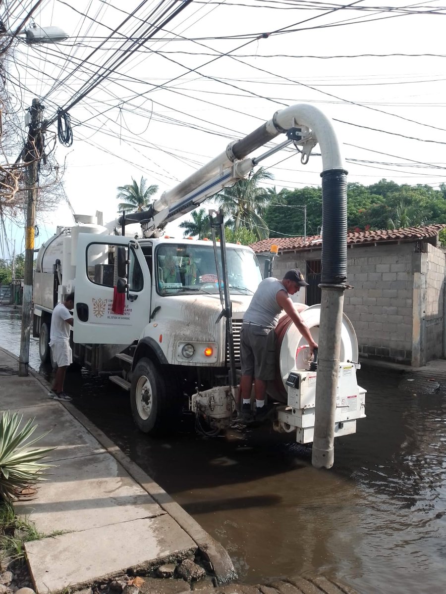 Capaseg_CS's tweet photo. La #CAPASEG trabaja en coordinación con #PROTUR, en el desazolve del sistema de drenaje y alcantarillado de #Acapulco, en diversos puntos como La poza, Puerto Marqués, Bonfil y bulevar Diamante,donde se han presentado taponamientos por arrastre de residuos en esta temporada de 🌧️ https://t.co/FozgPgmYIP
