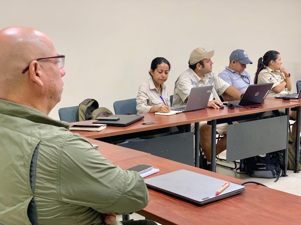 parquegalapagos's tweet photo. #Galápagos | #NuestrosGuardaparques y funcionarios de @galapagosrf se capacitan en técnicas para diseñar investigaciones para fortalecer sus conocimientos en la protección de ecosistemas y potenciar la toma de decisiones informadas, gracias a la @utpl. https://t.co/Axj5vjCQSu