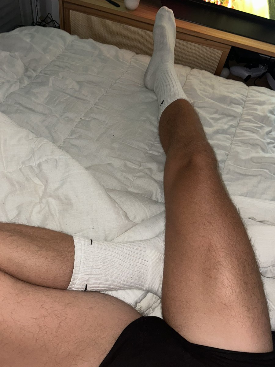 Nouvelle teinte de bronzage 
Mes chaussettes Nike 
Alors qui est là pour s’en occuper ? 🔥
RT si tu te porte volontaires 😏