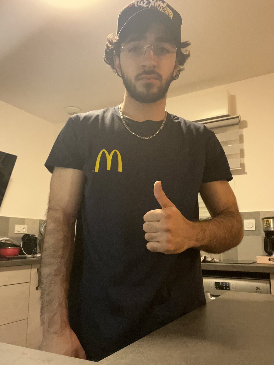 Henkii7's tweet photo. 2024 : 
Qui veut un filet o fish ? https://t.co/iqCTT0YVYq