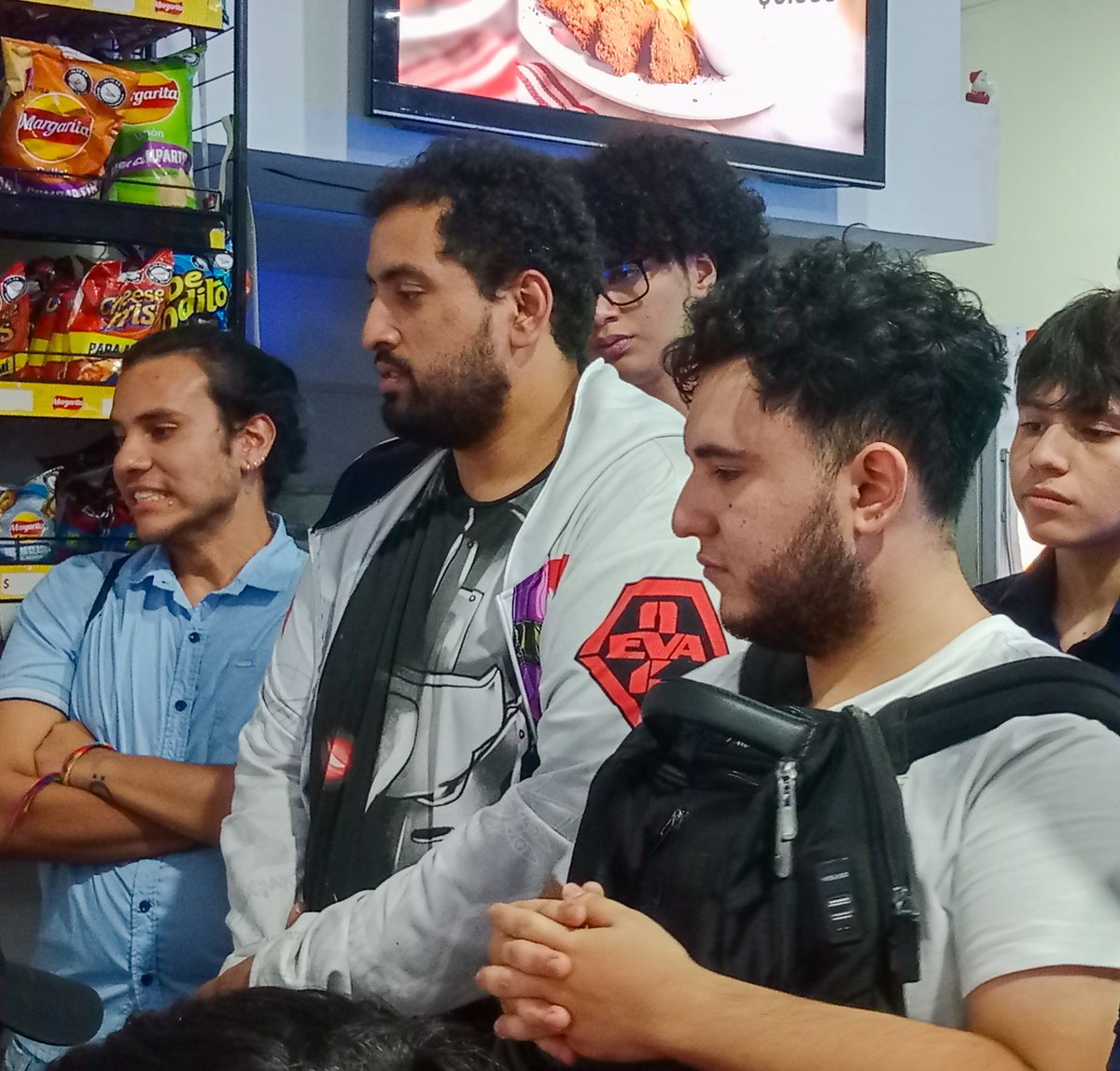 AlcaldiaBGA's tweet photo. ¡BGA ESTÁ #MODOGEEK🎮❤️🔥!
📌Se disputaron las preliminares del videojuego Naruto🙌🏻.
Cerca de 120 gamers👨🎧 se inscribieron en este torneo y solo 2️⃣ se llevaron el puesto para competir el 🗓️próximo 19 de agosto en el Bukara Geek👾. https://t.co/gi1QjaESJI