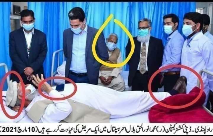 law4all3's tweet photo. مریض نے واسکٹ بھی پہنا ہوا ہے
مریض نے شاہانہ انداز میں سینے کے اوپر موبائل بھی رکھا ہوا  مریض نے چترالی ٹوپی بھی پہنا ہوا  مریض نے وائٹ کاٹن وہ بھی پریس کیا ہوا پہن رکھا ہے۔ مریض نے جرابوں کے ساتھ عمدہ پالش کئے ہوئے شوز بھی پہن رکھا ہے۔ اور  ڈپٹی کمشنر مریض کی عیادت کررہا ہے۔۔👇 https://t.co/tyEyQ5Ic5g