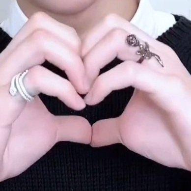 Rikittew's tweet photo. 장미 피어싱이 없는 날엔 장미 목걸이
장미 목걸이가 없는 날엔 장미 반지
장미 반지가 없는 날엔 장미 피어싱
언제나 장미를 품고다니는 남자..... https://t.co/Yf3n5V7KXg