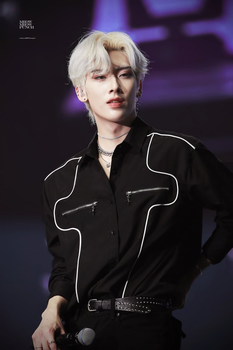 Rikittew's tweet photo. 장미 피어싱이 없는 날엔 장미 목걸이
장미 목걸이가 없는 날엔 장미 반지
장미 반지가 없는 날엔 장미 피어싱
언제나 장미를 품고다니는 남자..... https://t.co/Yf3n5V7KXg